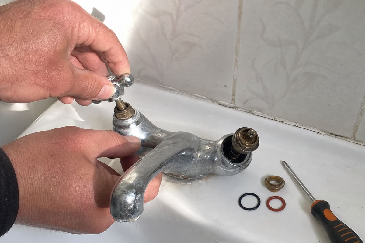 mains démontent robinet lavabo ancien
