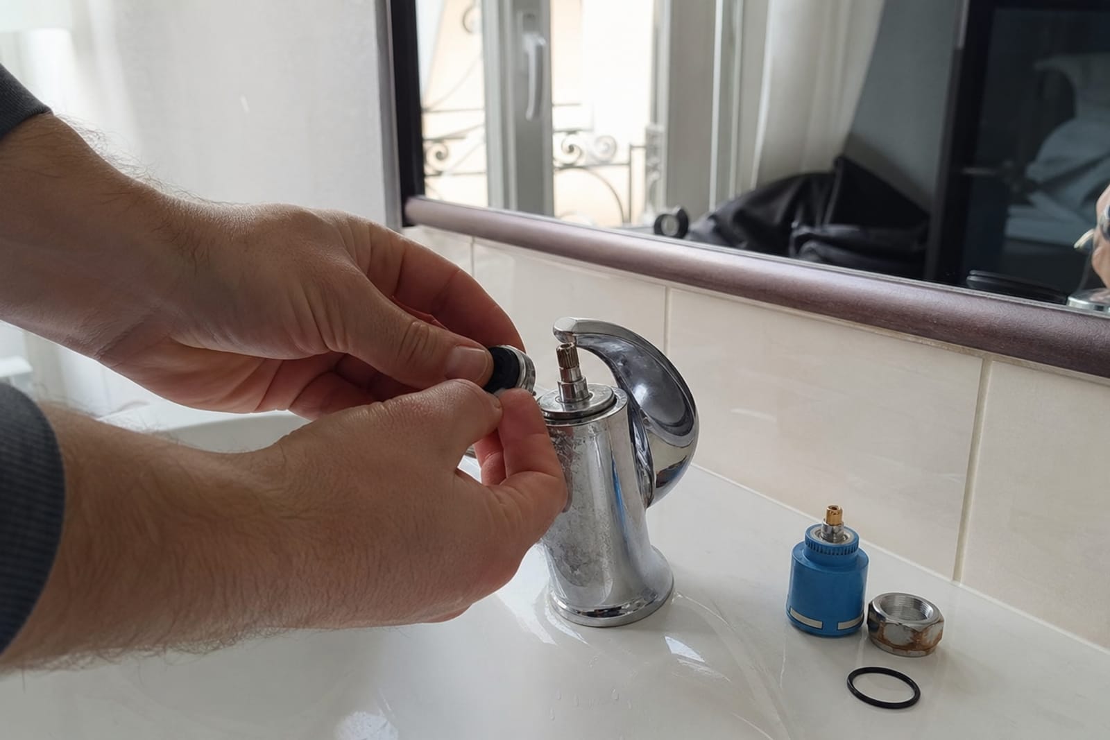 mains remplacent joint robinetterie intérieur