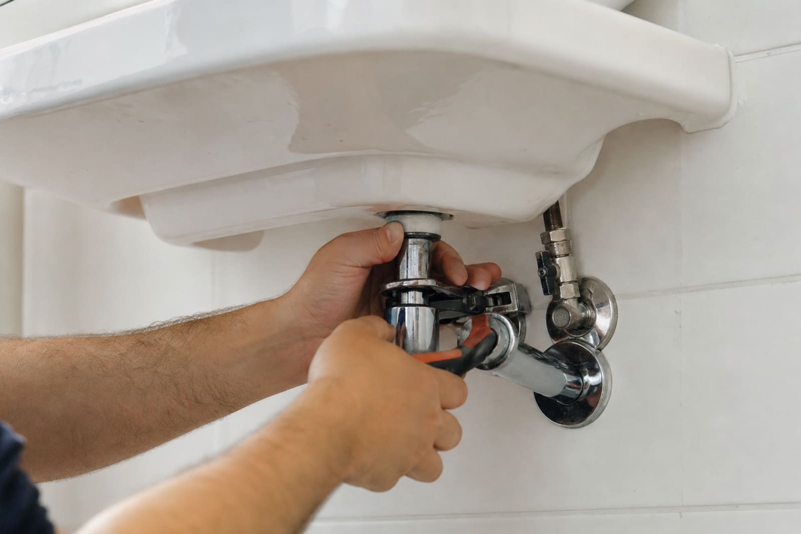 mains resserrent raccord sous lavabo céramique