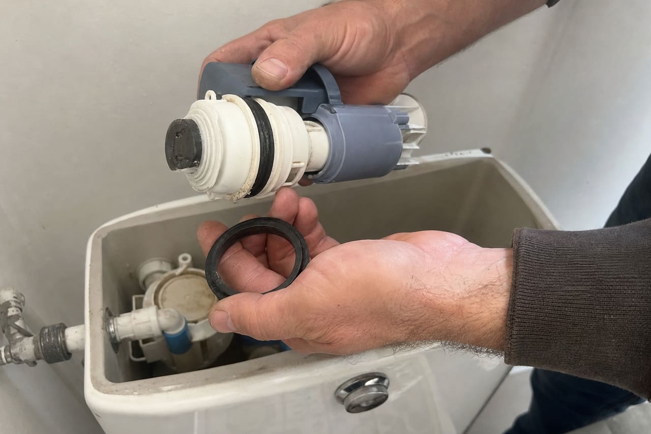 mains changent joint vanne de chasse d'eau