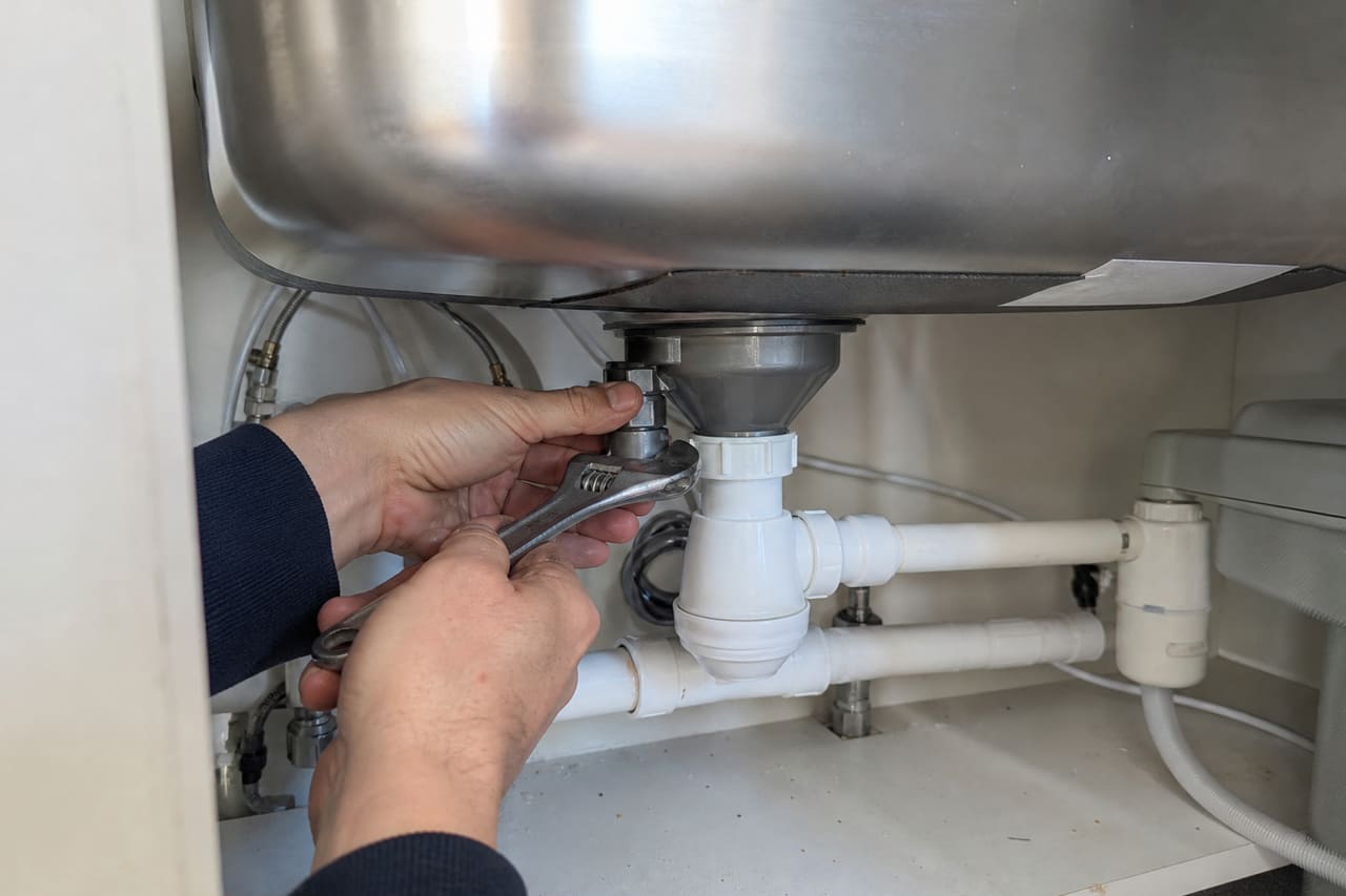 mains resserrent raccord sous évier appartement